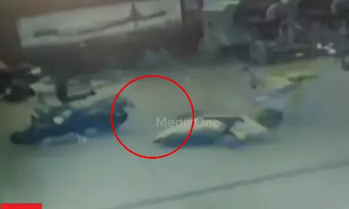 മലപ്പുറം വളാഞ്ചേരിയില്‍  ബൈക്കും സ്‌കൂട്ടറും കൂട്ടിയിടിച്ച് ഒരാൾ മരിച്ചു