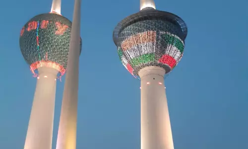 കുവൈത്ത് ടവറിൽ ഇന്ത്യയുടെ ദേശീയ പതാക തെളിഞ്ഞു