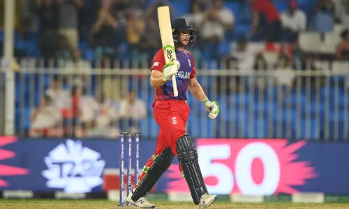 വൺമാൻ ആർമി; ഇംഗ്ലണ്ടിനെ കൈപിടിച്ചുയർത്തി ബട്ലർ, സെഞ്ച്വറി വൺമാൻ ആർമി; ഇംഗ്ലണ്ടിനെ കൈപിടിച്ചുയർത്തി ബട്ലർ, സെഞ്ച്വറി