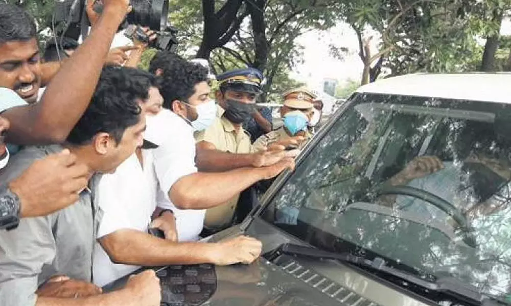 എറണാകുളത്തെ റോഡ് ഉപരോധം: 15 കോൺഗ്രസ് നേതാക്കൾക്കെതിരെ കേസ് എറണാകുളത്തെ റോഡ് ഉപരോധം: 15 കോൺഗ്രസ് നേതാക്കൾക്കെതിരെ കേസ്