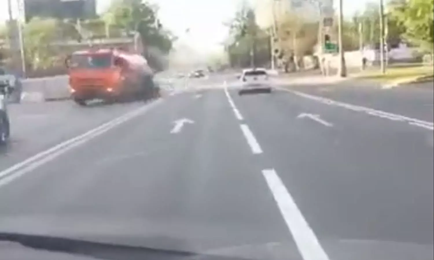 ബൈക്കിന്റെ മുൻചക്രം പൊക്കി അഭ്യാസം; റൈഡർ ചെന്നിടിച്ചത് ടാങ്കർ ലോറിയിൽ: വൈറലായി വീഡിയോ