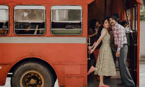 പ്രണയമഴയില്‍ നനഞ്ഞ് കുറുപ്പ്; മനം നിറച്ച് പകലിരവുകള്‍ പാട്ട്