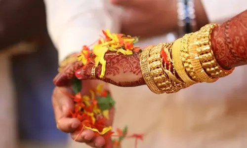 കല്യാണപ്പിറ്റേന്ന് വധു സ്വര്ണവുമായി കൂട്ടുകാരിക്കൊപ്പം ഒളിച്ചോടി; വരനു ഹൃദയാഘാതം കല്യാണപ്പിറ്റേന്ന് വധു സ്വര്ണവുമായി കൂട്ടുകാരിക്കൊപ്പം ഒളിച്ചോടി; വരനു ഹൃദയാഘാതം