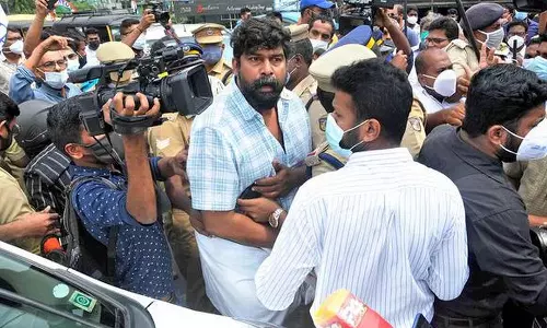  പെട്രോളടിക്കാൻ കാശില്ലാത്തത് കൊണ്ട് എന്റെ വണ്ടി വിറ്റു   ജോജുവിന് തിരിച്ചടിയായി വീഡിയോ