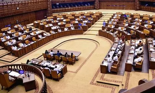 കേന്ദ്രം കക്കുമ്പോൾ സംസ്ഥാനം ഫ്യൂസ് ഊരുകയാണെന്ന് ഷാഫി പറമ്പില്‍