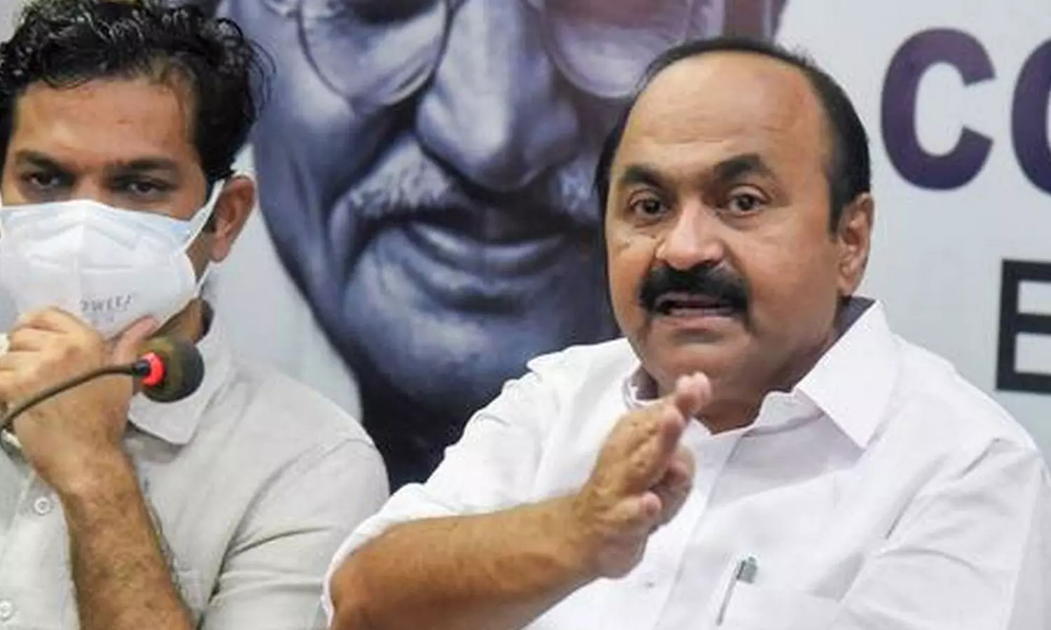 സിപിഎമ്മിന്റെ സമരത്തിനിടയിലേക്കാണ് ഒരാൾ ഇത്തരത്തിൽ വന്നിരുന്നെങ്കിൽ അയാളുടെ അനുശോചനം ആചരിക്കേണ്ടി വന്നേനെ വി.ഡി സതീശൻ സിപിഎമ്മിന്റെ സമരത്തിനിടയിലേക്കാണ് ഒരാൾ ഇത്തരത്തിൽ വന്നിരുന്നെങ്കിൽ അയാളുടെ അനുശോചനം ആചരിക്കേണ്ടി വന്നേനെ വി.ഡി സതീശൻ