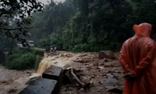 കുറ്റ്യാടി ചുരത്തിൽ ഉരുൾപ്പൊട്ടി; ഗതാഗതം പൂർണ്ണമായി തടസ്സപ്പെട്ടു