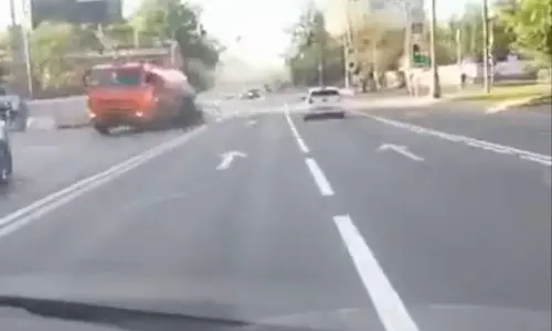 ബൈക്കിന്റെ മുൻചക്രം പൊക്കി അഭ്യാസം; റൈഡർ ചെന്നിടിച്ചത് ടാങ്കർ ലോറിയിൽ: വൈറലായി വീഡിയോ