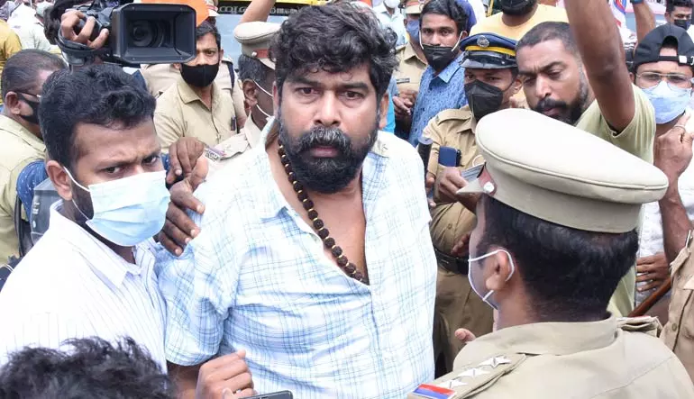 നടൻ ജോജു ജോർജിനെ ആക്രമിച്ച കേസിൽ ഇന്ന് കൂടുതൽ അറസ്റ്റ് ഉണ്ടായേക്കും നടൻ ജോജു ജോർജിനെ ആക്രമിച്ച കേസിൽ ഇന്ന് കൂടുതൽ അറസ്റ്റ് ഉണ്ടായേക്കും