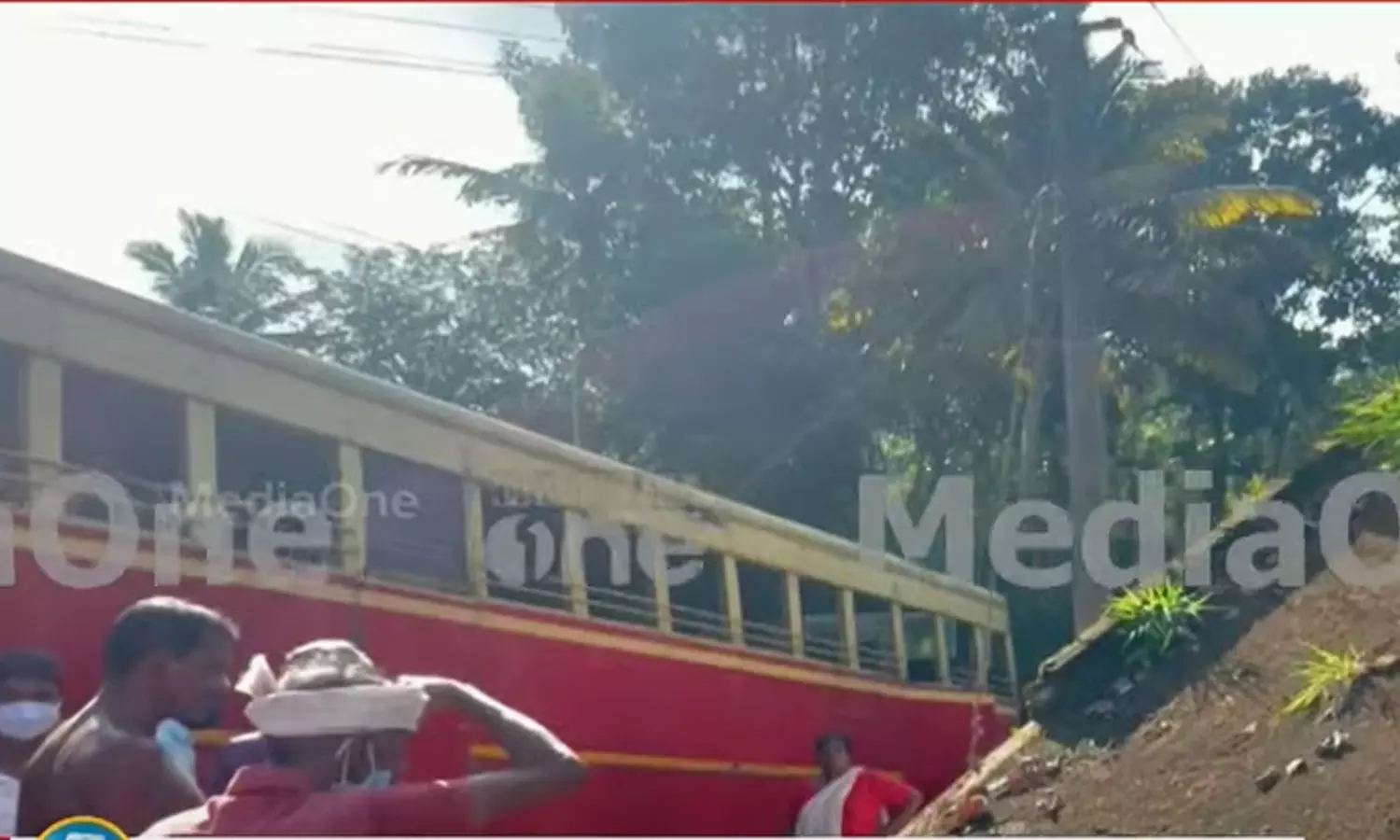 തിരുവനന്തപുരത്ത് ബസ് വെയ്റ്റിങ് ഷെഡിലേക്ക് കെഎസ്ആർടിസി ഇടിച്ചുകയറി; ആറ് കുട്ടികൾക്ക് പരിക്ക് തിരുവനന്തപുരത്ത് ബസ് വെയ്റ്റിങ് ഷെഡിലേക്ക് കെഎസ്ആർടിസി ഇടിച്ചുകയറി; ആറ് കുട്ടികൾക്ക് പരിക്ക്