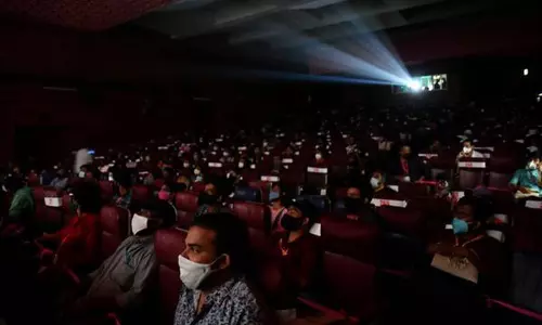 ഒരു ഡോസ് വാക്സിനെടുത്തവര്‍ക്കും ഇനി തിയറ്ററിലിരുന്ന് സിനിമ കാണാം