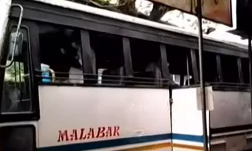 കോഴിക്കോട് ഓടിക്കൊണ്ടിരുന്ന കെഎസ്ആർടിസി ബസിന് തീ പിടിച്ചു കോഴിക്കോട് ഓടിക്കൊണ്ടിരുന്ന കെഎസ്ആർടിസി ബസിന് തീ പിടിച്ചു