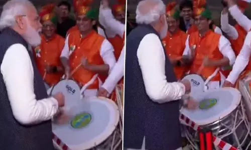 സ്‌കോട്‌ലന്‍ഡിലെ ഇന്ത്യക്കാര്‍ക്കൊപ്പം ഡ്രം വായിച്ച് മോദി; വീഡിയോ വൈറല്‍