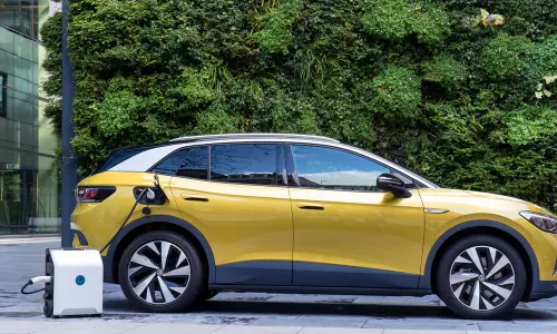 മൊബൈൽ പോലെ ചാർജ് ചെയ്താലോ? വാഹനങ്ങളുടെ പോർട്ടബ്ൾ ചാർജർ റെഡി