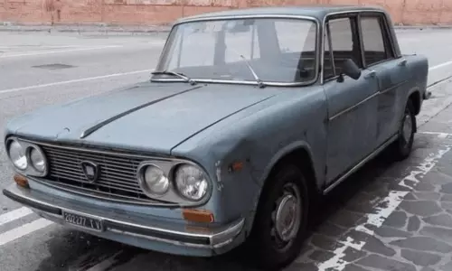 47 വർഷമായി ഒരേ സ്ഥലത്ത് പാര്‍ക്കിംഗ്; അവസാനം സ്മാരകമായി മാറിയ കാറിന് പിന്നില്‍...