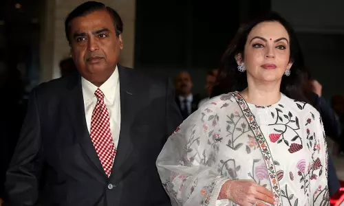 നമസ്‌തേ ലണ്ടൻ; ഇംഗ്ലണ്ടിലേക്ക് താമസം മാറി അംബാനി