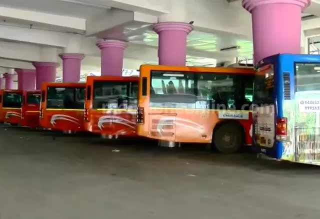 കെ.എസ്.ആര്.ടി.സി പണിമുടക്ക് പൂര്ണം; ദീര്ഘദൂര സര്വീസുകള് മുടങ്ങിയതോടെ വലഞ്ഞ് യാത്രക്കാര് കെ.എസ്.ആര്.ടി.സി പണിമുടക്ക് പൂര്ണം; ദീര്ഘദൂര സര്വീസുകള് മുടങ്ങിയതോടെ വലഞ്ഞ് യാത്രക്കാര്