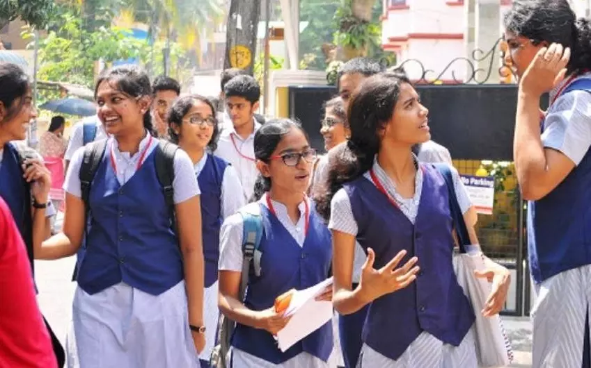 സംസ്ഥാനത്ത് എട്ടാം ക്ലാസ് തിങ്കളാഴ്ച മുതല് തുടങ്ങും; ഒമ്പത്, പ്ലസ് വണ് ക്ലാസുകള് 15ന് തന്നെ സംസ്ഥാനത്ത് എട്ടാം ക്ലാസ് തിങ്കളാഴ്ച മുതല് തുടങ്ങും; ഒമ്പത്, പ്ലസ് വണ് ക്ലാസുകള് 15ന് തന്നെ