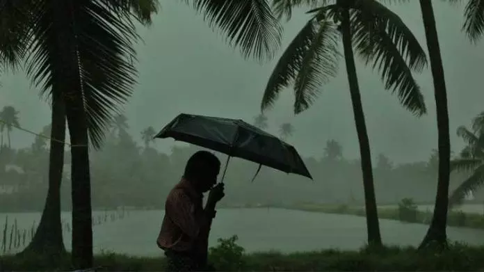കേരളത്തില് അടുത്ത 5 ദിവസം ഇടിമിന്നലോടുകൂടിയ മഴയ്ക്ക് സാധ്യതയെന്ന് മുന്നറിയിപ്പ് കേരളത്തില് അടുത്ത 5 ദിവസം ഇടിമിന്നലോടുകൂടിയ മഴയ്ക്ക് സാധ്യതയെന്ന് മുന്നറിയിപ്പ്
