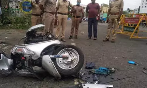ബൈക്കില്‍ കൊണ്ടുപോവുകയായിരുന്ന പടക്കം പൊട്ടിത്തെറിച്ച് അച്ഛനും മകനും മരിച്ചു