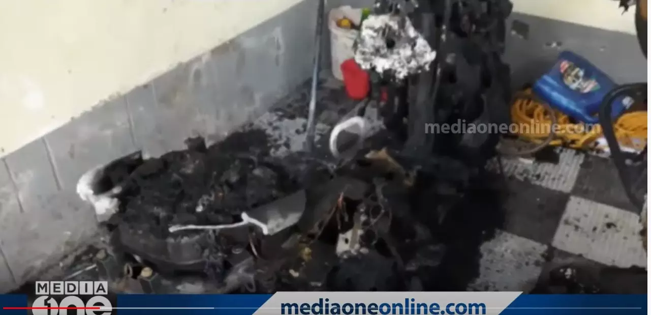 വീട്ടുവളപ്പിൽ നിർത്തിയിട്ടിരുന്ന ബൈക്കുകൾ കത്തി നശിച്ചു
