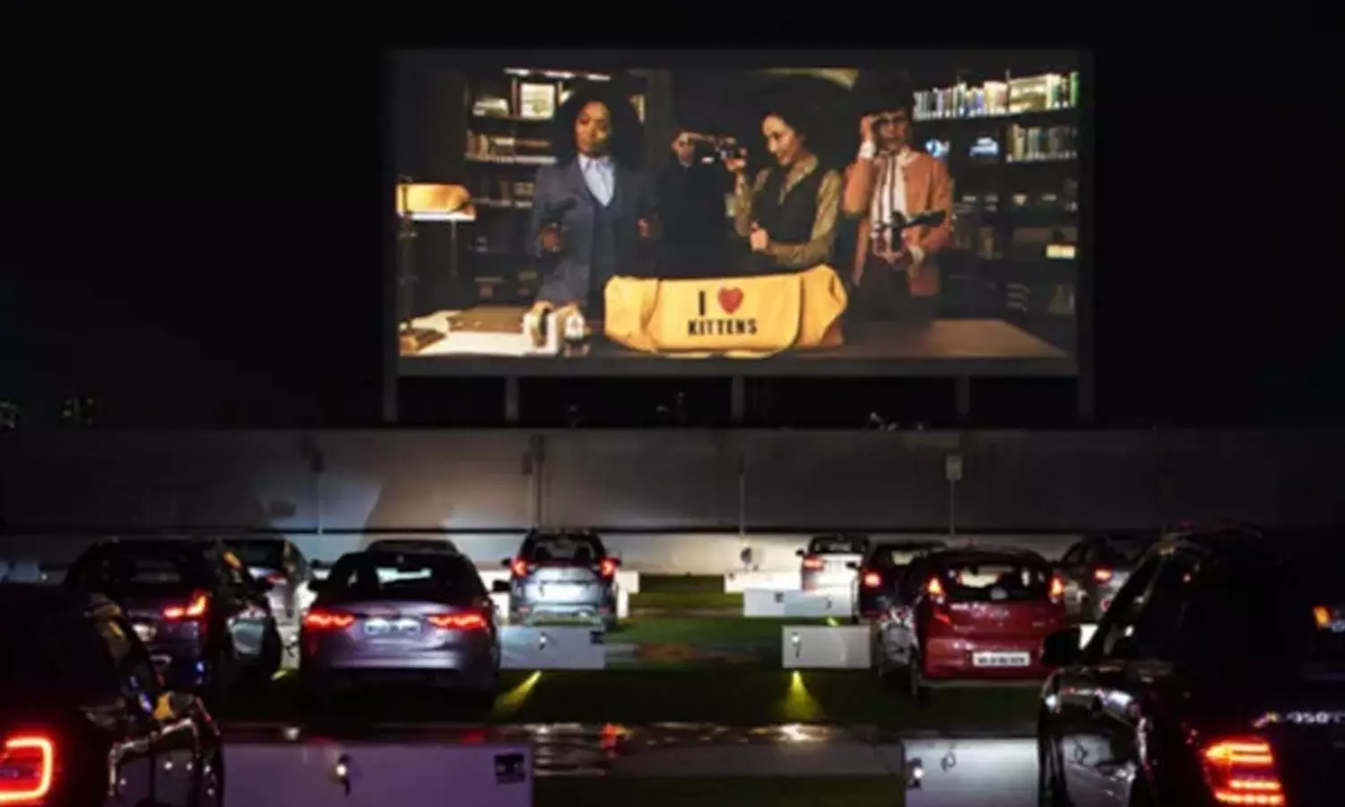 സ്വന്തം വണ്ടിയിലിരുന്ന് ഇനി സിനിമ കാണാം; രാജ്യത്തെ ആദ്യത്തെ റൂഫ് ടോപ് ഓപ്പൺ എയർ ഡ്രൈവ് ഇൻ തിയേറ്റർ തുറന്നു സ്വന്തം വണ്ടിയിലിരുന്ന് ഇനി സിനിമ കാണാം; രാജ്യത്തെ ആദ്യത്തെ റൂഫ് ടോപ് ഓപ്പൺ എയർ ഡ്രൈവ് ഇൻ തിയേറ്റർ തുറന്നു