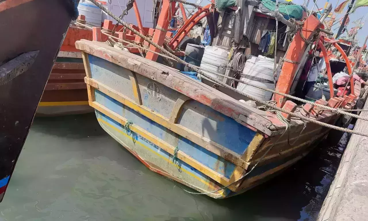 ഗുജറാത്ത് തീരത്ത് പാക് നാവികസേനയുടെ വെടിവെപ്പ്: മത്സ്യത്തൊഴിലാളി കൊല്ലപ്പെട്ടതായി റിപ്പോര്ട്ട് ഗുജറാത്ത് തീരത്ത് പാക് നാവികസേനയുടെ വെടിവെപ്പ്: മത്സ്യത്തൊഴിലാളി കൊല്ലപ്പെട്ടതായി റിപ്പോര്ട്ട്