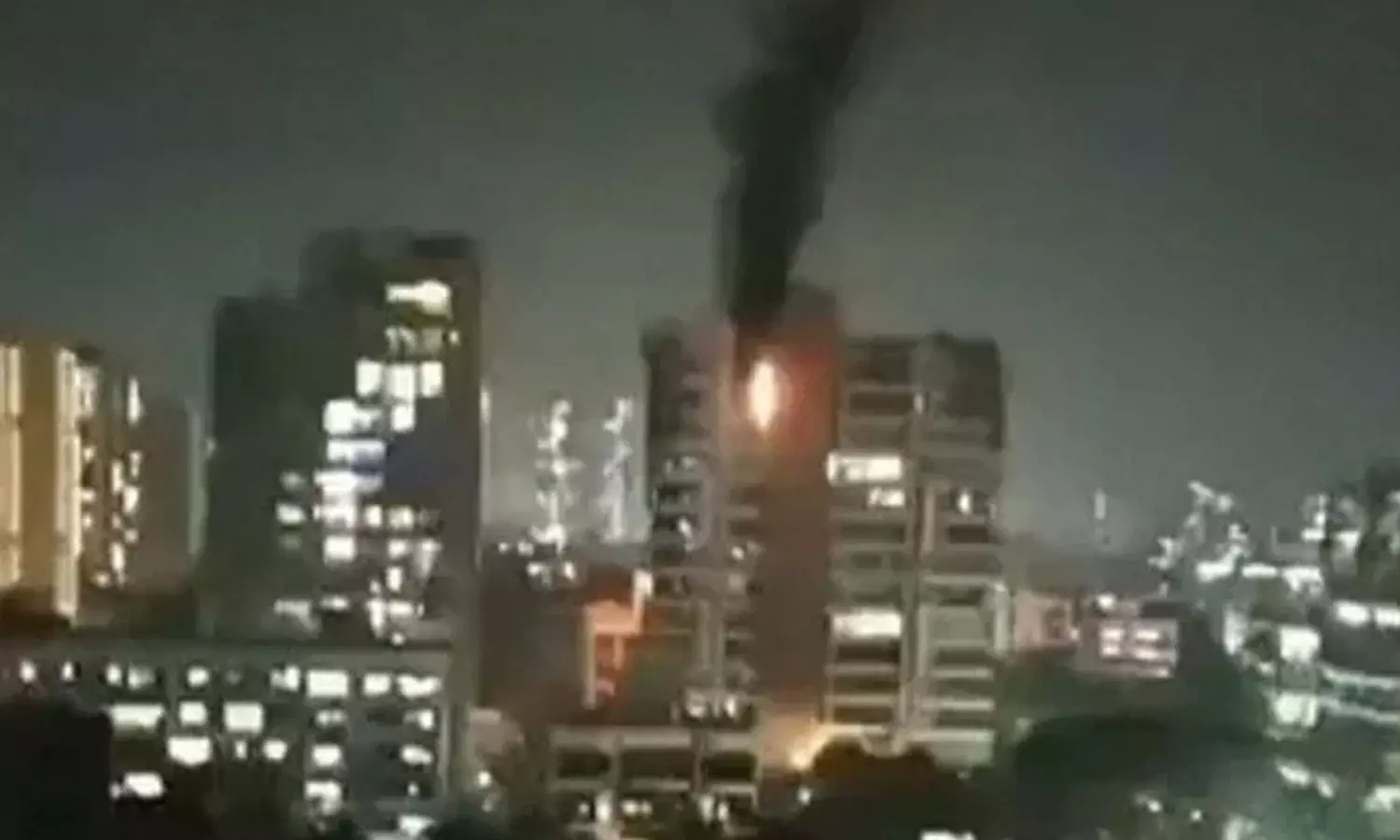 മുംബൈയിലെ ബഹുനില കെട്ടിടത്തിൽ തീപിടുത്തം; രണ്ടു സ്ത്രീകൾ മരിച്ചു മുംബൈയിലെ ബഹുനില കെട്ടിടത്തിൽ തീപിടുത്തം; രണ്ടു സ്ത്രീകൾ മരിച്ചു