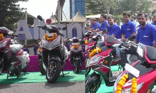 ജീവനക്കാര്‍ക്ക് ദീപാവലി സമ്മാനമായി ഇലക്ട്രിക് സ്‌കൂട്ടർ;   ഇന്ധനവിലവര്‍ധന നേരിടാന്‍ വേറിട്ട സമ്മാനവുമായി ഗുജറാത്ത് കമ്പനി
