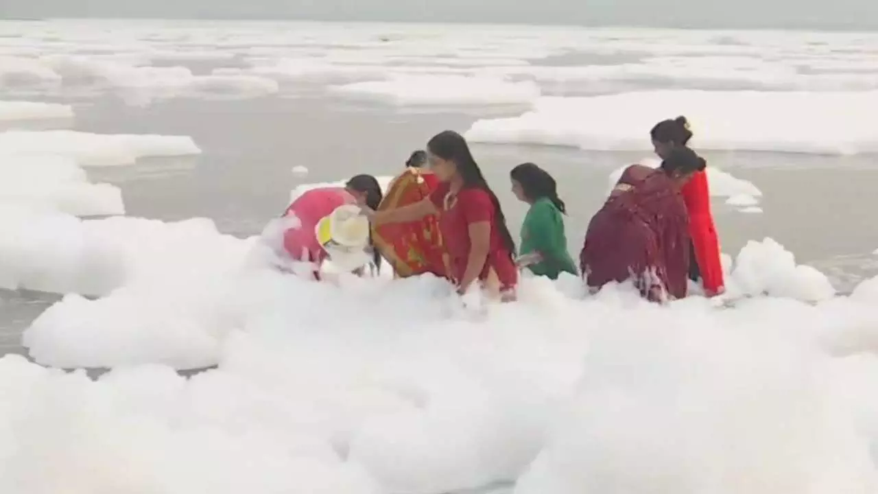 യമുനയില്‍ നുരഞ്ഞുപൊന്തി വിഷപ്പത; ഛാത്ത്  പൂജയില്‍ നദിയില്‍ മുങ്ങിക്കുളിച്ച് വിശ്വാസികള്‍