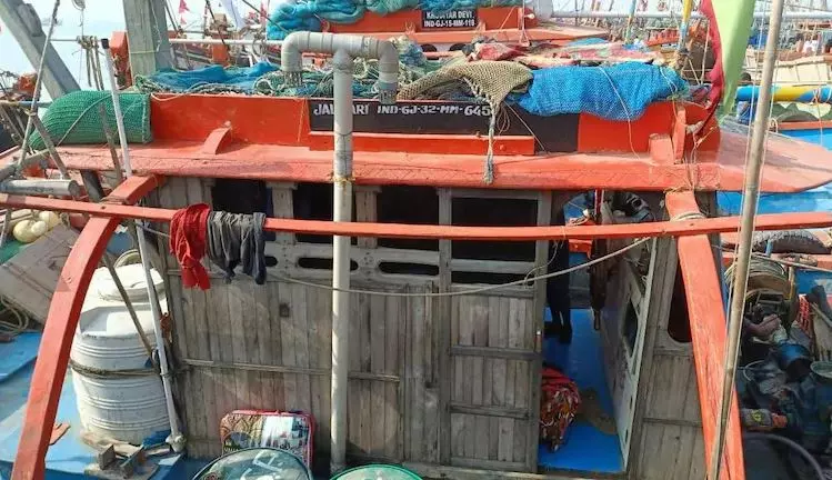 ഗുജറാത്ത് തീരത്ത് ഇന്ത്യൻ ബോട്ടിന് നേരെ വെടിവെപ്പ്: 10 പാക് നാവികർക്കെതിരെ കേസെടുത്തു