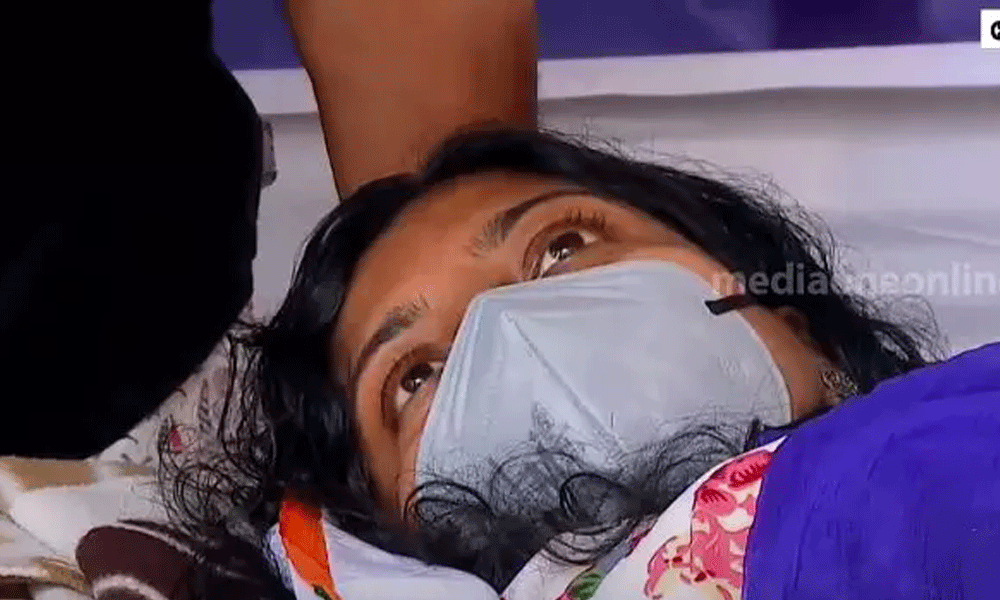 ആവശ്യങ്ങൾ അംഗീകരിച്ച് എം.ജി സർവകലാശാല; ദീപ പി മോഹനൻ സമരം അവസാനിപ്പിച്ചു ആവശ്യങ്ങൾ അംഗീകരിച്ച് എം.ജി സർവകലാശാല; ദീപ പി മോഹനൻ സമരം അവസാനിപ്പിച്ചു