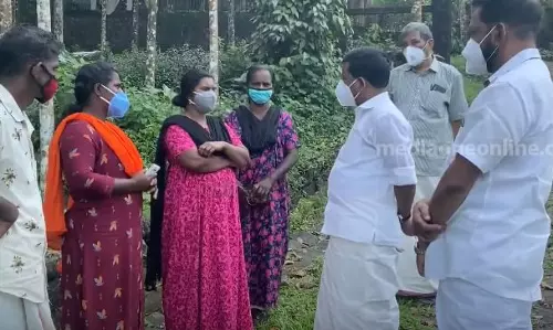 ജാതി വിവേചനമെന്ന് പരാതി: ദലിത് കുടുബങ്ങളെ എംഎല്എ പ്രമോദ് നാരായണന് സന്ദര്ശിച്ചു ജാതി വിവേചനമെന്ന് പരാതി: ദലിത് കുടുബങ്ങളെ എംഎല്എ പ്രമോദ് നാരായണന് സന്ദര്ശിച്ചു