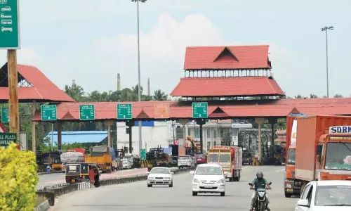 റസിഡൻഷ്യൽ സർട്ടിഫിക്കറ്റ് വേണമെന്ന് കടുംപിടിത്തം; പാലിയേക്കര ടോൾ പ്ലാസയില്‍ പ്രദേശവാസികൾക്ക് ഫ്രീ പാസ് ലഭിക്കുന്നില്ലെന്ന് പരാതി