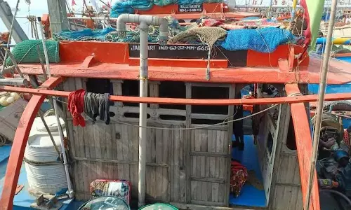 ഗുജറാത്ത് തീരത്ത് ഇന്ത്യൻ ബോട്ടിന് നേരെ വെടിവെപ്പ്: 10 പാക് നാവികർക്കെതിരെ കേസെടുത്തു ഗുജറാത്ത് തീരത്ത് ഇന്ത്യൻ ബോട്ടിന് നേരെ വെടിവെപ്പ്: 10 പാക് നാവികർക്കെതിരെ കേസെടുത്തു