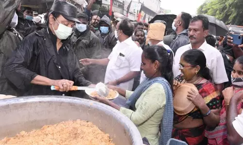 പ്രളയഭൂമിയിൽ നേരിട്ടെത്തി, ഭക്ഷണം വിളമ്പി; ദുരിതാശ്വാസ പ്രവർത്തനങ്ങളെ മുന്നില്‍നിന്നു നയിച്ച് സ്റ്റാലിൻ
