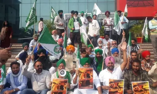 അക്ഷയ്കുമാര് ചിത്രം സൂര്യവൻഷിയുടെ പ്രദർശനം തടഞ്ഞ് കർഷകർ അക്ഷയ്കുമാര് ചിത്രം സൂര്യവൻഷിയുടെ പ്രദർശനം തടഞ്ഞ് കർഷകർ