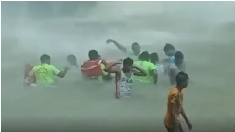 വെള്ളച്ചാട്ടത്തിനു മുന്നില്‍ നിന്നും സെല്‍ഫി; പന്ത്രണ്ടുകാരന്‍ ഒലിച്ചുപോയി