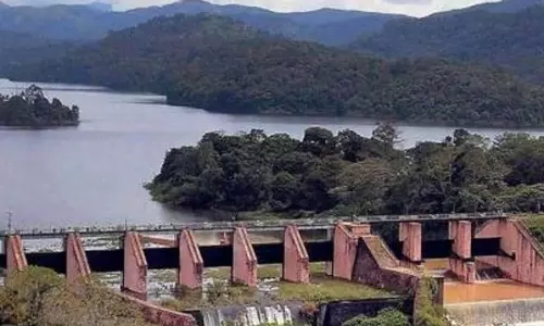 മുല്ലപ്പെരിയാർ ഡാമിന്റെ ജലനിരപ്പ് 142 അടിയാക്കണമെന്ന ഉത്തരവ് പുനഃപരിശോധിക്കണമെന്ന് കേരളം സുപ്രീം കോടതിയിൽ മുല്ലപ്പെരിയാർ ഡാമിന്റെ ജലനിരപ്പ് 142 അടിയാക്കണമെന്ന ഉത്തരവ് പുനഃപരിശോധിക്കണമെന്ന് കേരളം സുപ്രീം കോടതിയിൽ