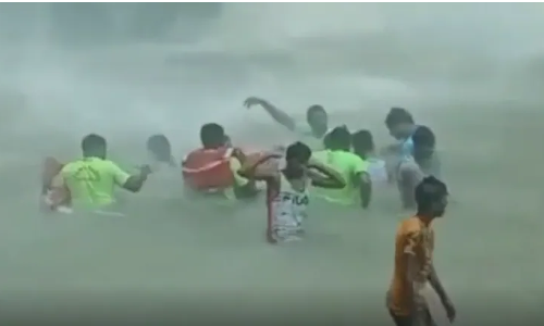 വെള്ളച്ചാട്ടത്തിനു മുന്നില്‍ നിന്നും സെല്‍ഫി; പന്ത്രണ്ടുകാരന്‍ ഒലിച്ചുപോയി