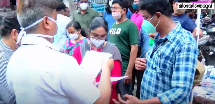 കോഴിക്കോട് മിഠായിത്തെരുവിലെ കയ്യേറ്റങ്ങൾ ഒഴിപ്പിച്ച് കോർപ്പറേഷൻ