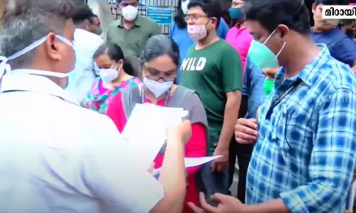 കോഴിക്കോട് മിഠായിത്തെരുവിലെ കയ്യേറ്റങ്ങൾ ഒഴിപ്പിച്ച് കോർപ്പറേഷൻ കോഴിക്കോട് മിഠായിത്തെരുവിലെ കയ്യേറ്റങ്ങൾ ഒഴിപ്പിച്ച് കോർപ്പറേഷൻ