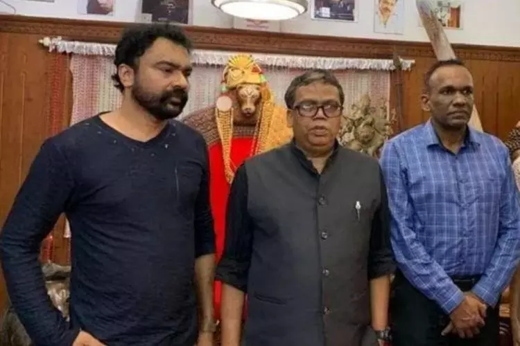 ലോക്നാഥ് ബെഹ്റയും മനോജ് എബ്രഹാമും വെറുതെ ഒരു വീട്ടില് പോകുമോ? മോൻസൺ വിഷയത്തില് ഹൈക്കോടതി ലോക്നാഥ് ബെഹ്റയും മനോജ് എബ്രഹാമും വെറുതെ ഒരു വീട്ടില് പോകുമോ? മോൻസൺ വിഷയത്തില് ഹൈക്കോടതി