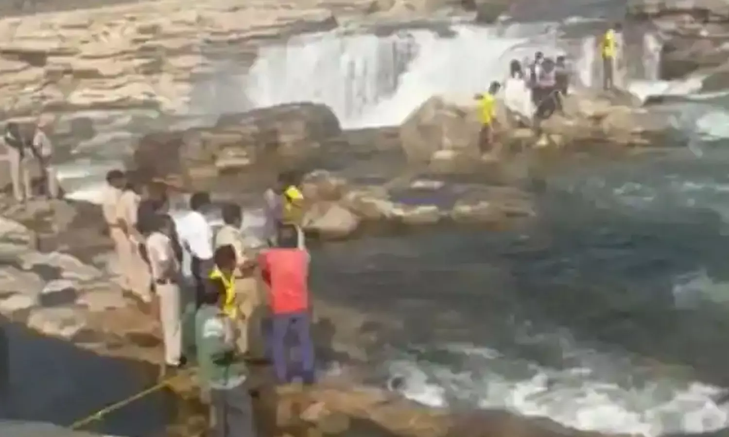 പ്രീവെഡ്ഡിങ് ഷൂട്ടിനിടെ ഡാമിന്റെ ഷട്ടർ തുറന്നു; പാറക്കെട്ടിൽ കുടുങ്ങി വധൂവരന്മാർ പ്രീവെഡ്ഡിങ് ഷൂട്ടിനിടെ ഡാമിന്റെ ഷട്ടർ തുറന്നു; പാറക്കെട്ടിൽ കുടുങ്ങി വധൂവരന്മാർ