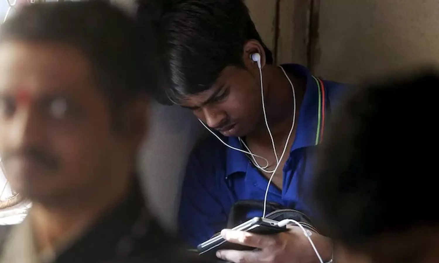 കർണാടക ബസുകളിൽ മൊബൈലിൽ ഉച്ചത്തിൽ പാട്ടുവെക്കുന്നവരെ ഇനി കണ്ടക്ടർ തൂക്കി പുറത്തിടും; ജാഗ്രതൈ കർണാടക ബസുകളിൽ മൊബൈലിൽ ഉച്ചത്തിൽ പാട്ടുവെക്കുന്നവരെ ഇനി കണ്ടക്ടർ തൂക്കി പുറത്തിടും; ജാഗ്രതൈ