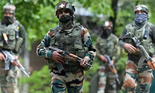 കുൽഗാമിലെ ഏറ്റുമുട്ടലിൽ സൈന്യം മൂന്ന് ഭീകരരെ വധിച്ചു