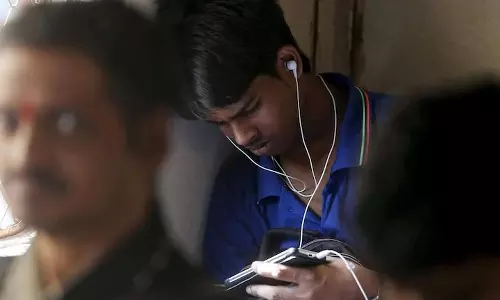 കർണാടക ബസുകളിൽ മൊബൈലിൽ ഉച്ചത്തിൽ പാട്ടുവെക്കുന്നവരെ ഇനി കണ്ടക്ടർ തൂക്കി പുറത്തിടും; ജാഗ്രതൈ