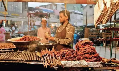 മാലിന്യം തേടി പക്ഷികളെത്തുമെന്ന് അധികൃതർ; ബംഗളൂരു എയ്റോ ഇന്ത്യാ ഷോയുടെ പത്തുകിലോമീറ്റർ പരിധിയിൽ നോൺ വെജ് വിൽപ്പന നിരോധിച്ചു മാലിന്യം തേടി പക്ഷികളെത്തുമെന്ന് അധികൃതർ; ബംഗളൂരു എയ്റോ ഇന്ത്യാ ഷോയുടെ പത്തുകിലോമീറ്റർ പരിധിയിൽ നോൺ വെജ് വിൽപ്പന നിരോധിച്ചു