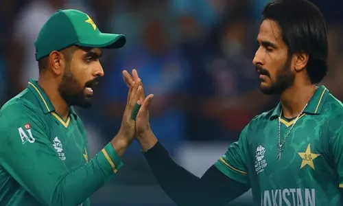 നിർണായക ക്യാച്ച് കൈവിട്ട ഹസനെ പ്രതിരോധിച്ച് പാക് ക്യാപ്റ്റൻ ബാബർ നിർണായക ക്യാച്ച് കൈവിട്ട ഹസനെ പ്രതിരോധിച്ച് പാക് ക്യാപ്റ്റൻ ബാബർ