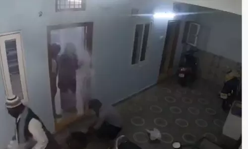 ബോധംകെടുത്തി കവർച്ച നടത്തുന്ന മുസ്ലിം ബാബ; ബോധവത്കരണ വീഡിയോ ഉപയോഗിച്ച് ഇസ്ലാം ഭീതി പടർത്തുന്നു ബോധംകെടുത്തി കവർച്ച നടത്തുന്ന മുസ്ലിം ബാബ; ബോധവത്കരണ വീഡിയോ ഉപയോഗിച്ച് ഇസ്ലാം ഭീതി പടർത്തുന്നു